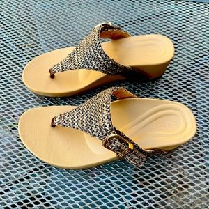 AETREX Kate Thong Sandal Woven Metallic